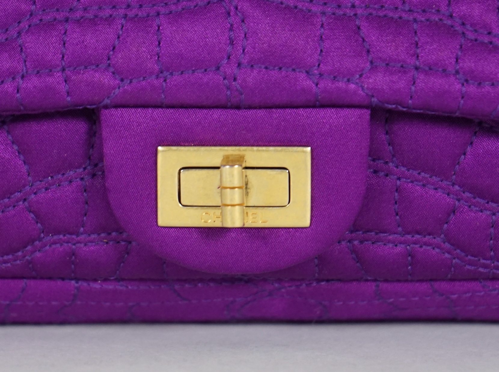 A Chanel medium-sized 2-55 bag in purple silk satin stitched with a quilted crocodile pattern, width 24cm, height 15cm, depth 6cm Single handle 112cm, Double handles 65cm